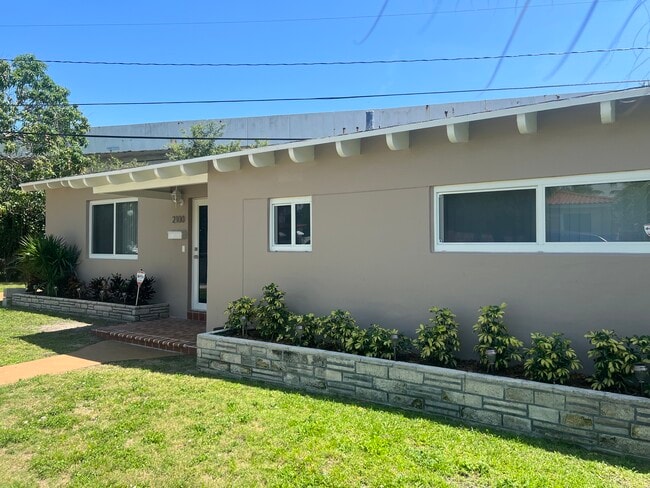 Building Photo - 2100 SW 26th St