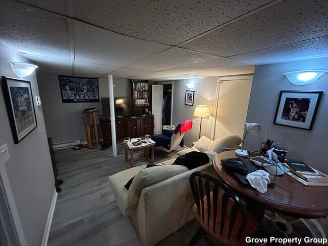 Building Photo - 621 E 5th St