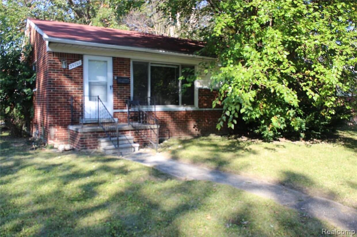 Updated Inkster 3 Bed / 1 Bath Home w/ Garage & Basement - Updated Inkster 3 Bed / 1 Bath Home w/ Garage & Basement