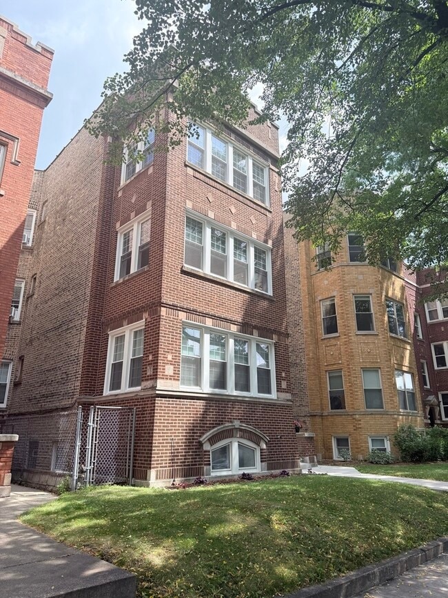 Building Photo - 2734 W Winnemac Ave