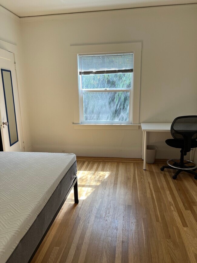 Dormitorio 2 - 1694 Oxford St