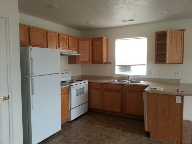 Building Photo - 3 Bedroom, 2 Bathroom Twin Home in Cedar W...