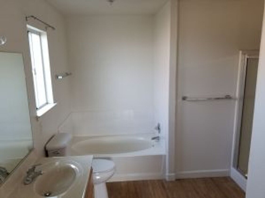Building Photo - Kingsburg For Rent