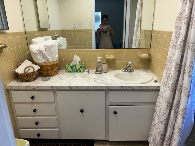 Foto del edificio - 1220 Lakeside Dr