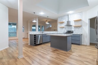 Building Photo - 10818 Oak Acres Dr