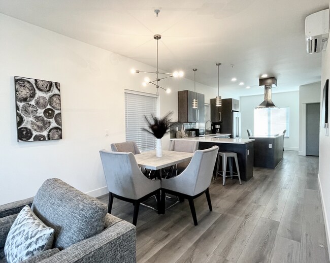 Foto del edificio - 3781 Klindt Dr. Duplex