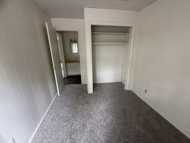 Foto del edificio - Charming 1-Bedroom Retreat in Heart of Seminole