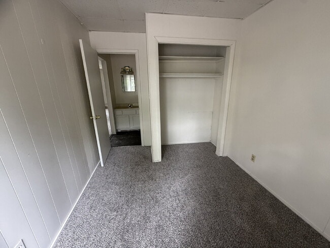 Building Photo - Charming 1-Bedroom Retreat in Heart of Seminole