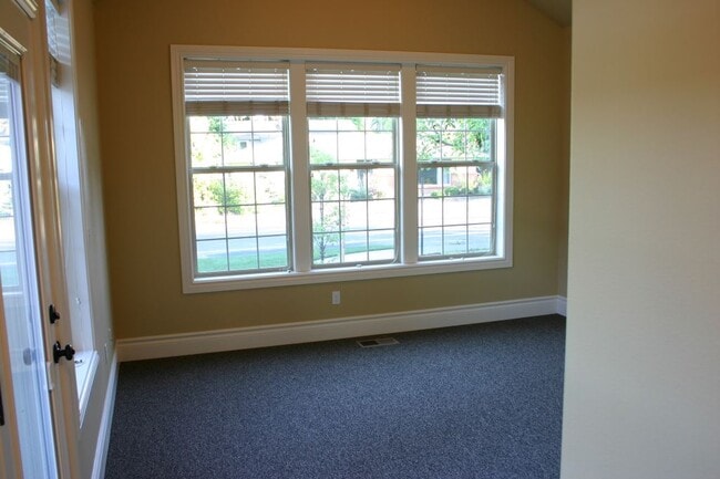 Building Photo - 3111 NW Grant Ave