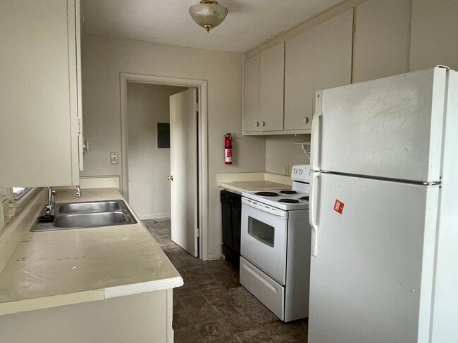Building Photo - Adorable 3 bedroom 1 bathroom