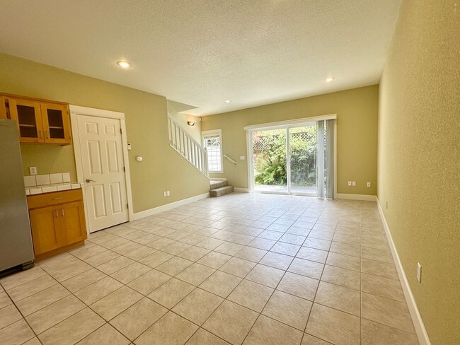 Building Photo - Spacious and bright 2 bed 2.5 bath Townhouse