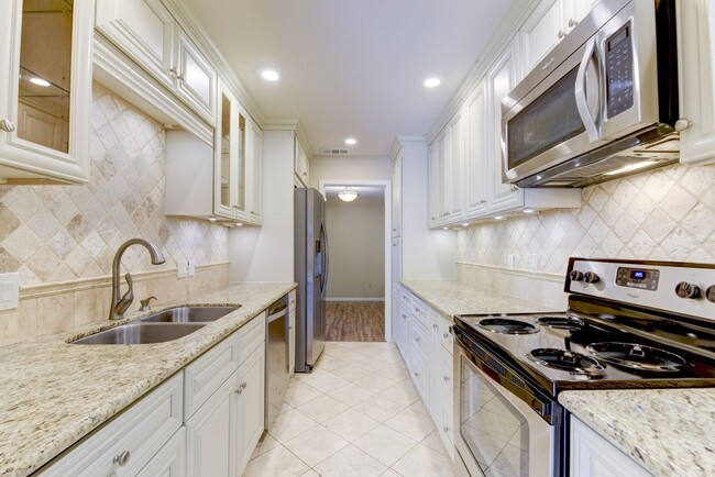 Building Photo - 3 BD / 2.5 BR Townhome in Memorial Club co...
