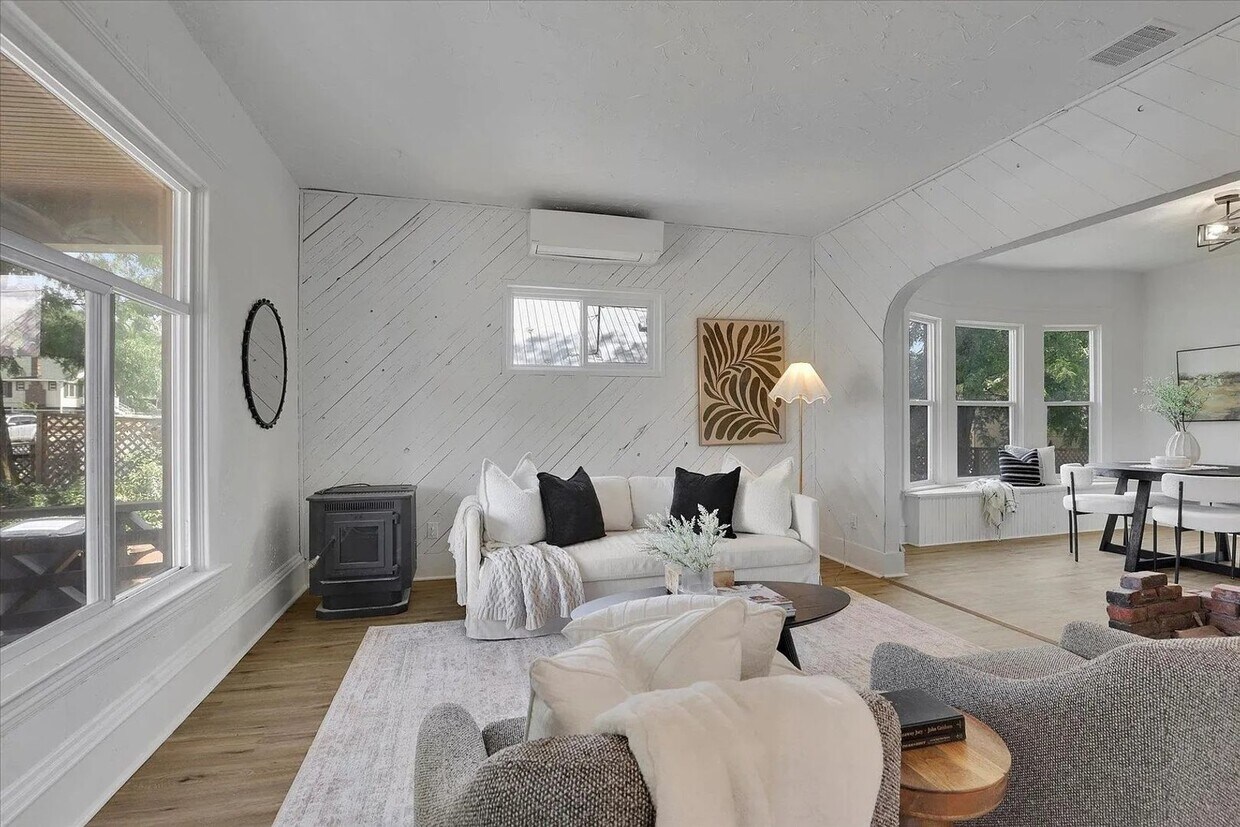 Foto principal - Updated Single Family home for Rent! - 4 Bedroom, 1.5 Bathroom Located in Spokane!