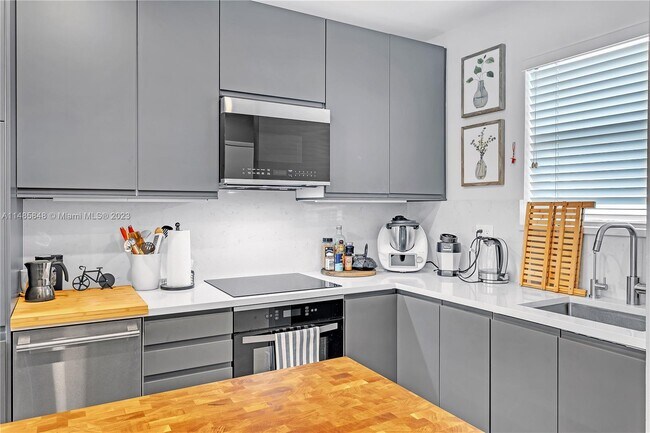 Building Photo - 798 Crandon Blvd