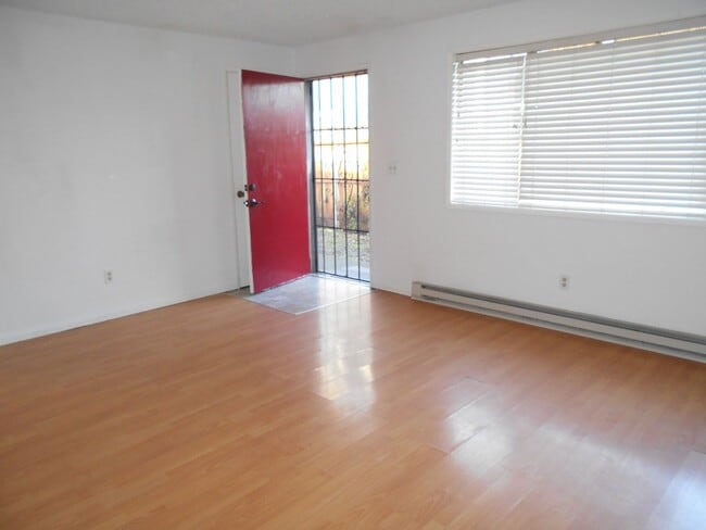 Building Photo - Spacious Two Bedroom in the heart of the H...