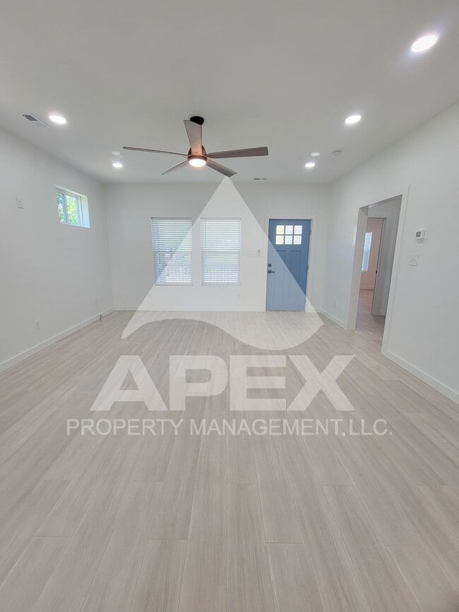 Building Photo - 3 Bd - 2 Ba Single family home mins from D...