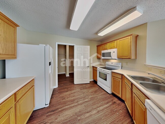 Foto del edificio - 711 Thornwood Ct