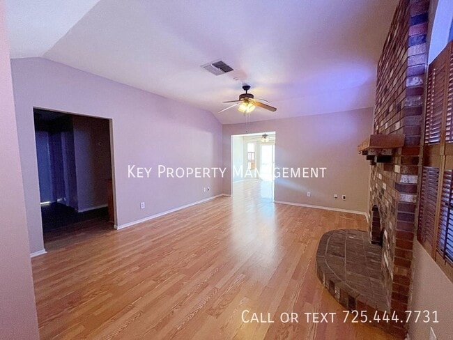 Building Photo - SINGLE STORY 3 BEDROOM 2 BATH HOME W/ 2 CA...
