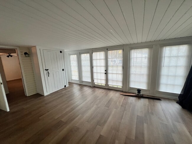 Building Photo - 695 Mahlep Ln