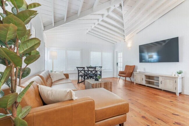 Building Photo - Chic Victoria Park 3BR-2BA w/ Heated Pool ...