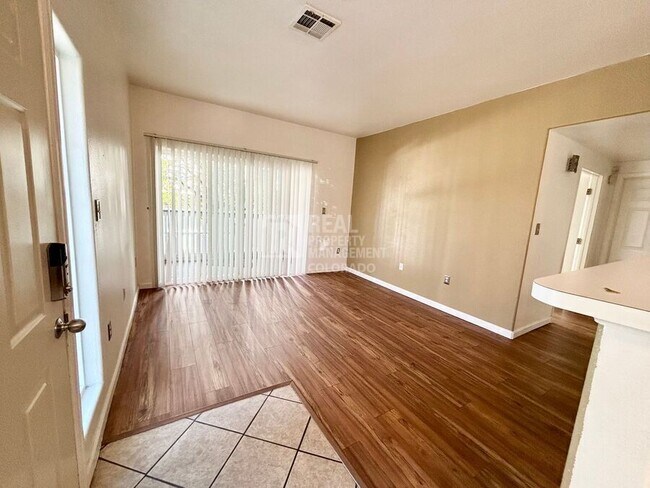 Foto del edificio - 8416 Pebble Creek Way