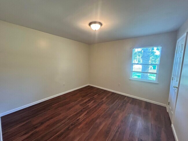 Foto del edificio - 3002 Stillwell Blvd