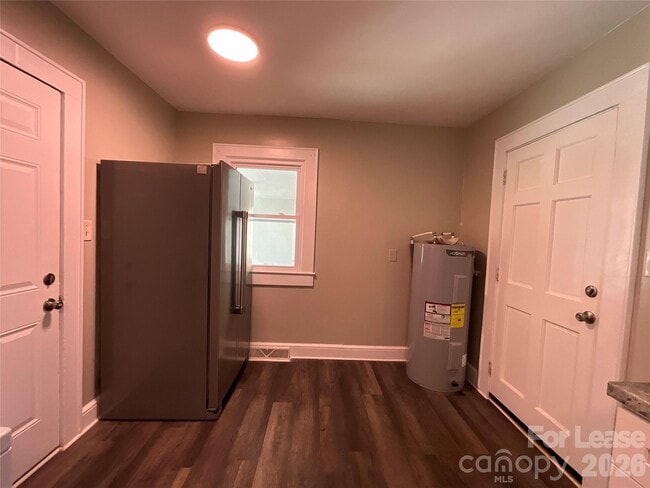 Building Photo - 611 Hoover Dr