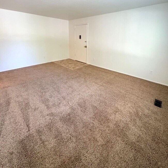Building Photo - 2 Bedroom Apartment in Holladay!