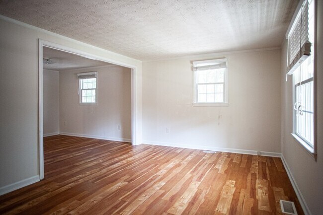 Building Photo - Great house walkable to UNC!