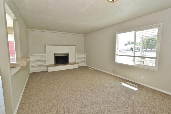 Building Photo - Charming Single-Level Home on the Bench