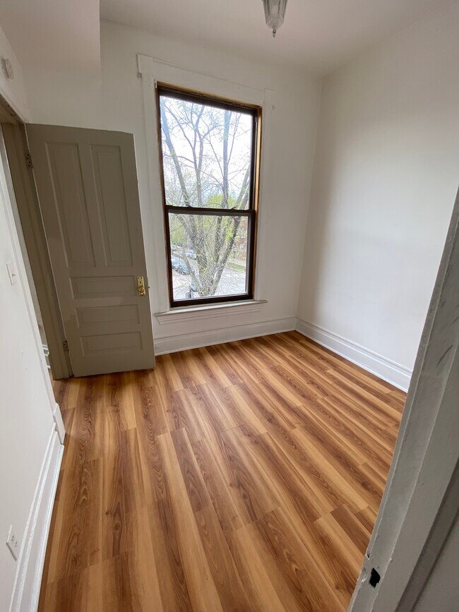 Foto del edificio - 1924 W Division St