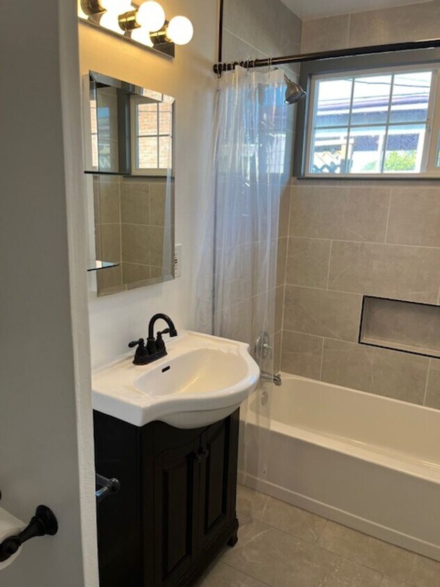 Foto principal - 2 Bedroom/ 1 Bath House in Eureka, Single ...