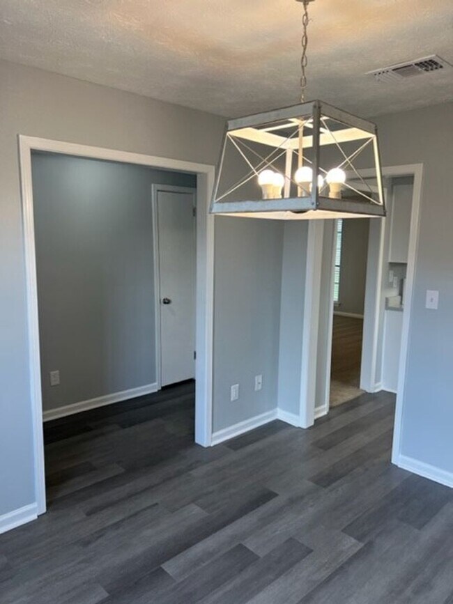 Foto del edificio - AVAILABLE NOW! Lawn Service is INCLUDED in...