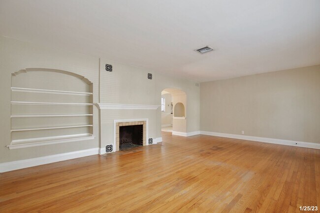 Foto del edificio - Charming 3/1 Home with a Large Fenced Back...