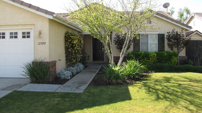 Foto del edificio - Home in Northwest Bakersfield with Solar