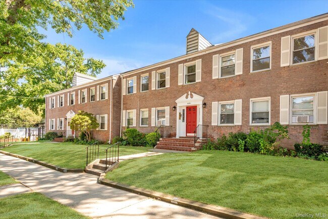 Foto del edificio - 110-15-110-65 65th Ave