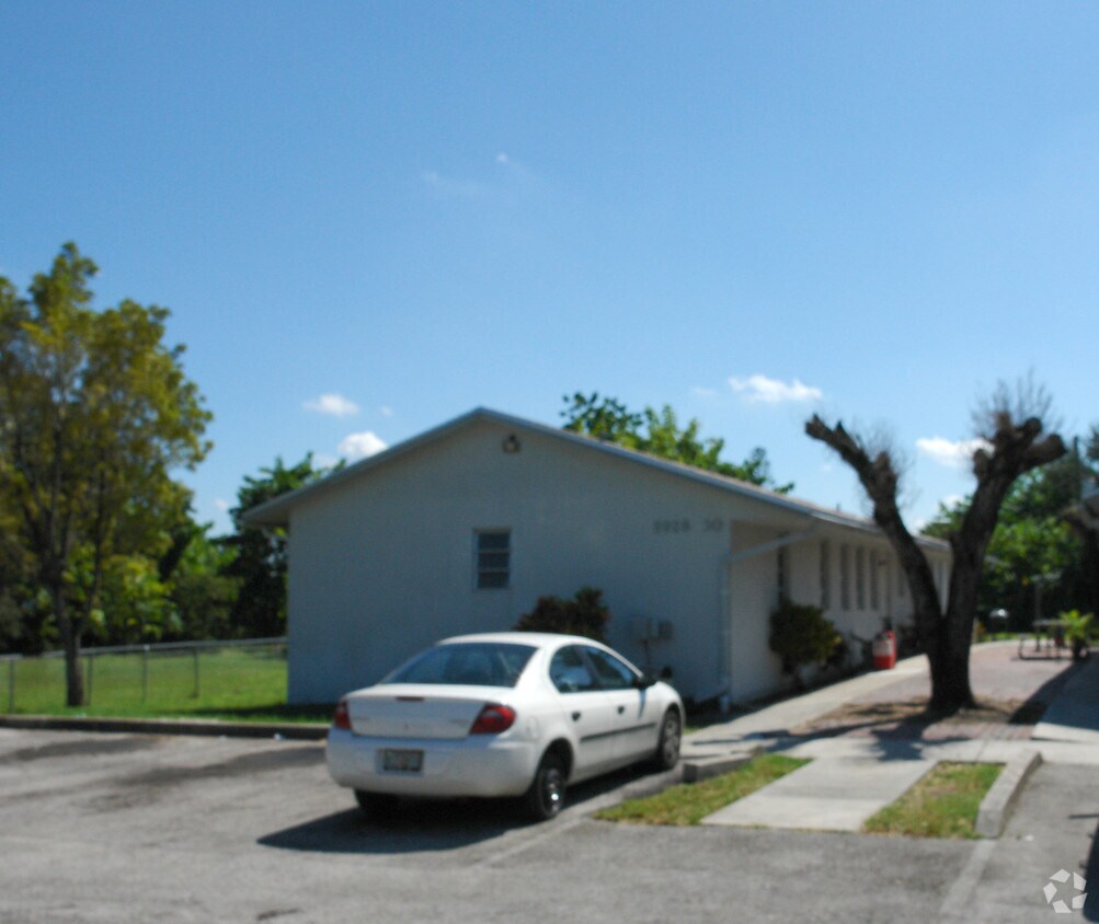 Building Photo - 5926-5934 Taft St