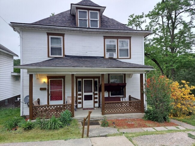Building Photo - 409 N 4th St