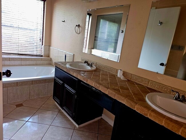 Building Photo - 12110 Hedgedown Dr