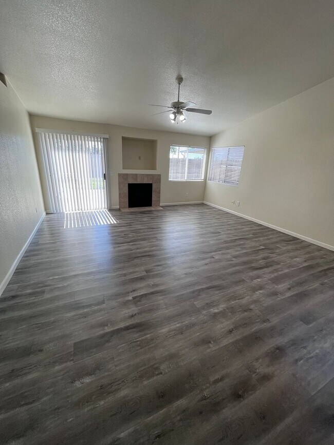 Foto del edificio - NICE UPDATED HOME IN ELK GROVE!!