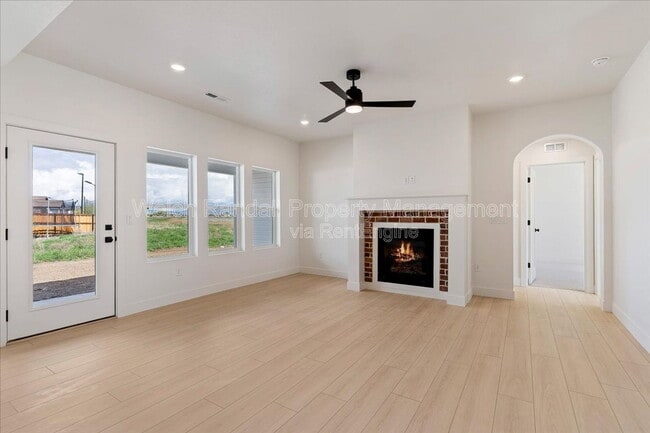 Building Photo - 837 E 3rd N