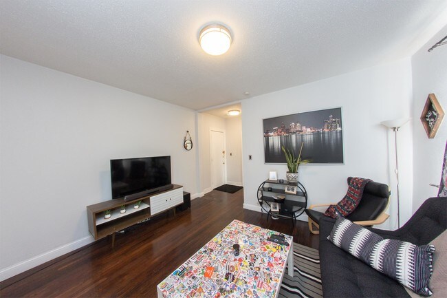 Building Photo - 484 Brainard St