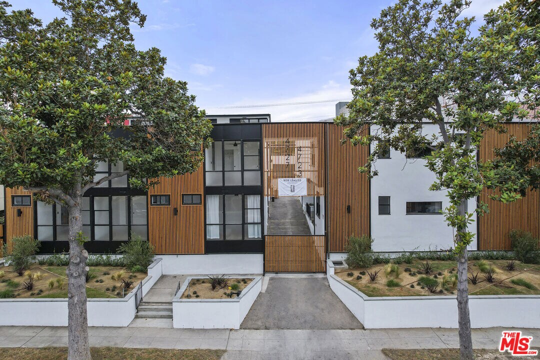 Primary Photo - 4727 Beverly Blvd