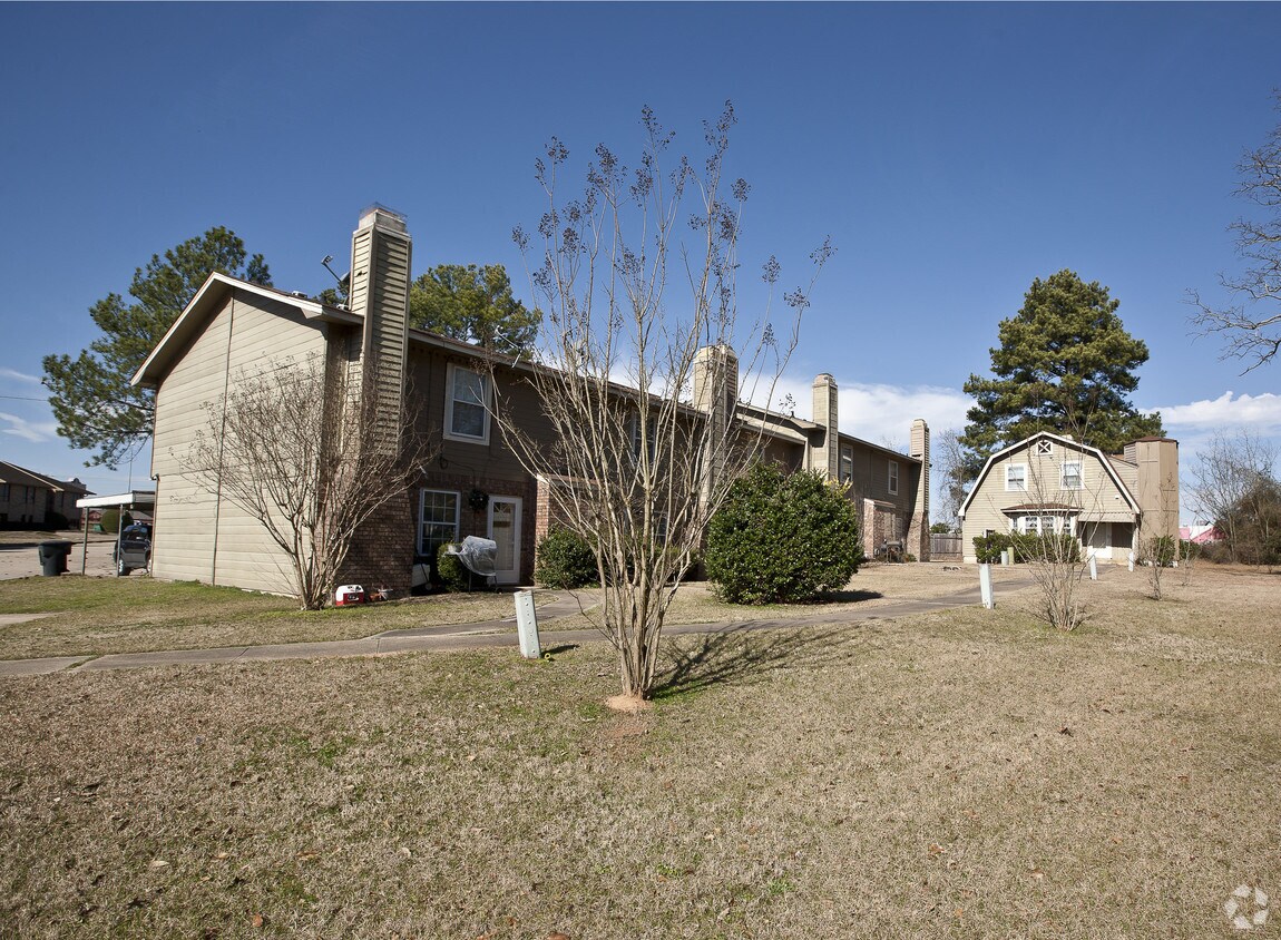 Building Photo - 9000-9009 Clusters Dr