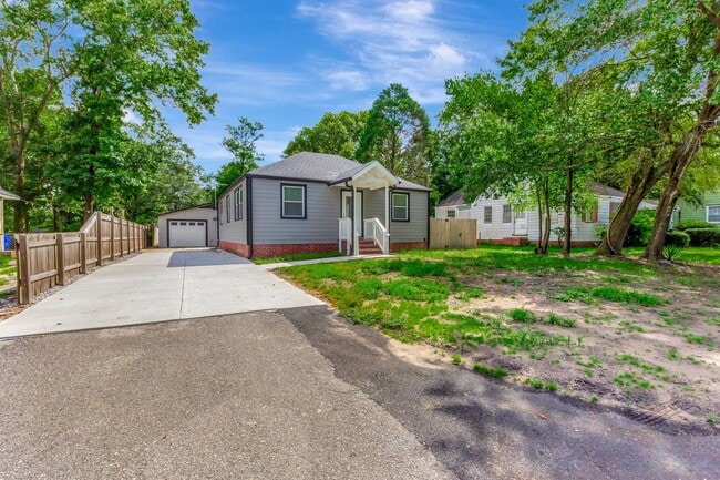 Building Photo - Completely Renovated Gem in Park Circle