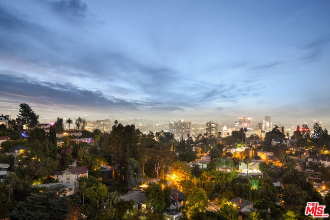 Foto del edificio - 6350 Bryn Mawr Dr