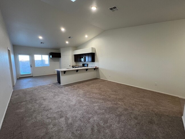 Foto del edificio - NEWER TOWNHOME!
