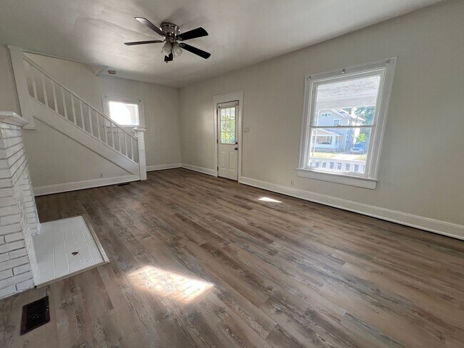 Building Photo - 3 bedrooms 1 bathrooms house for rent