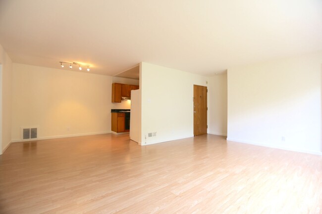 Building Photo - Twin Peaks: 1 Bed Apartment w/ Green View,...