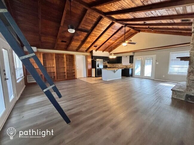 Building Photo - 413 Rambling Dr, Canyon Lake, TX, 78133